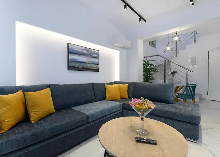 Momento Luxury Walking Distance From The *