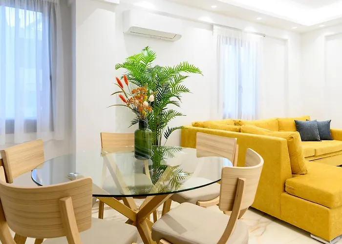 Momento Luxury Walking Distance From The *