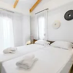 Momento Luxury Walking Distance From The Nikiána
