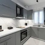Momento Luxury Walking Distance From The