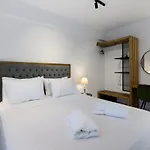 Momento Luxury Walking Distance From The * Nikiána