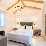 Momento Luxury Walking Distance From The