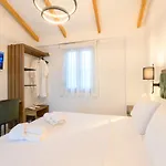 Momento Luxury Walking Distance From The *