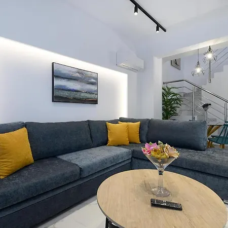 Momento Luxury Walking Distance From The *