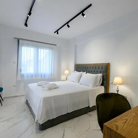 Momento Luxury Walking Distance From The *