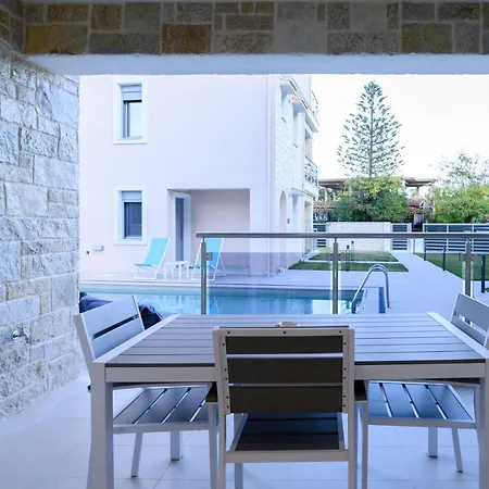 Momento Luxury Walking Distance From The *